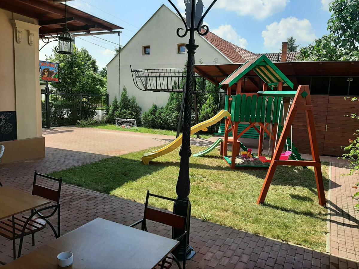 Gyulai Meseház Apartman Exterior foto